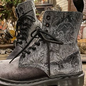 Dr Martins grey plush velvet with super cool design ⭐️ 1460 Brocade